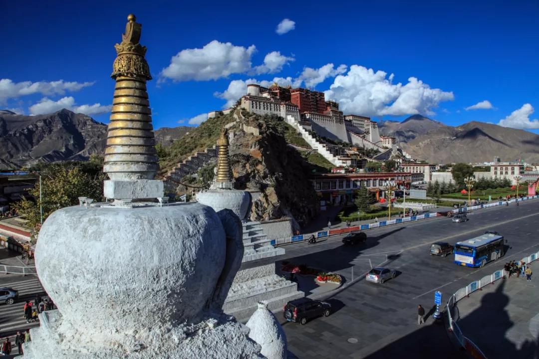 高原庙宇晨光中的排练盛典——西藏古老场景纪实